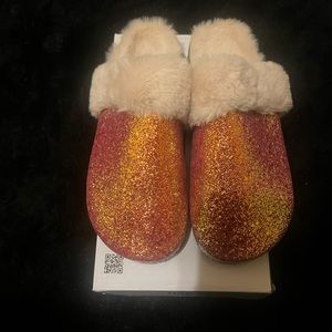 Women slippers never worn size 7 color - Rose Gold